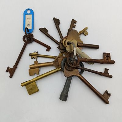 Large lot of assorted vintage keys