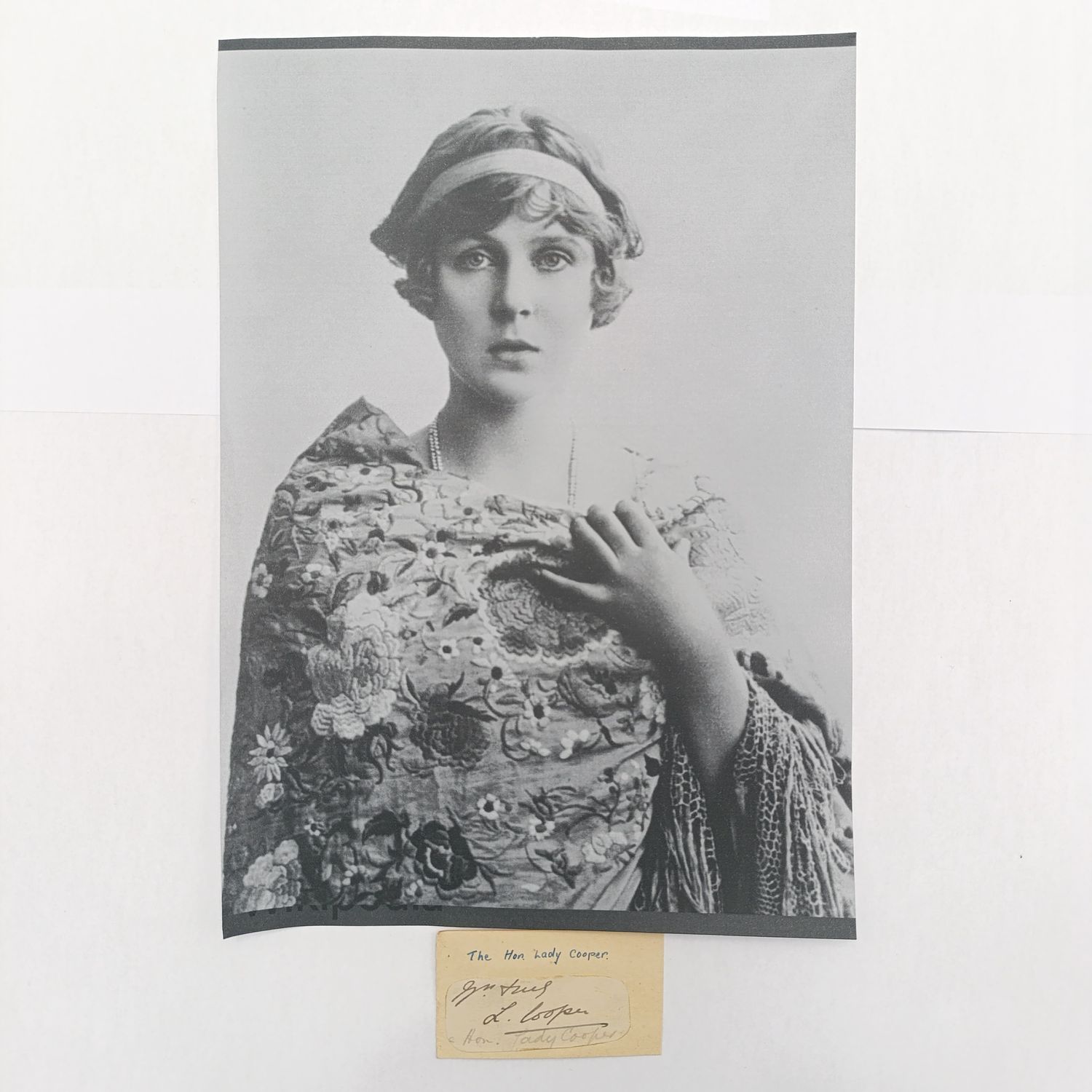 Original Signature of the Honourable Lady Cooper ( Lady Diana Cooper 1892-1986 )