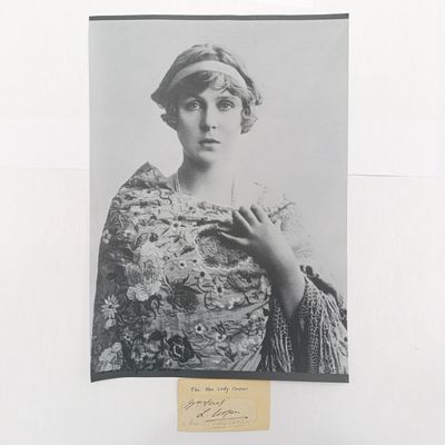Original Signature of the Honourable Lady Cooper ( Lady Diana Cooper 1892-1986 )