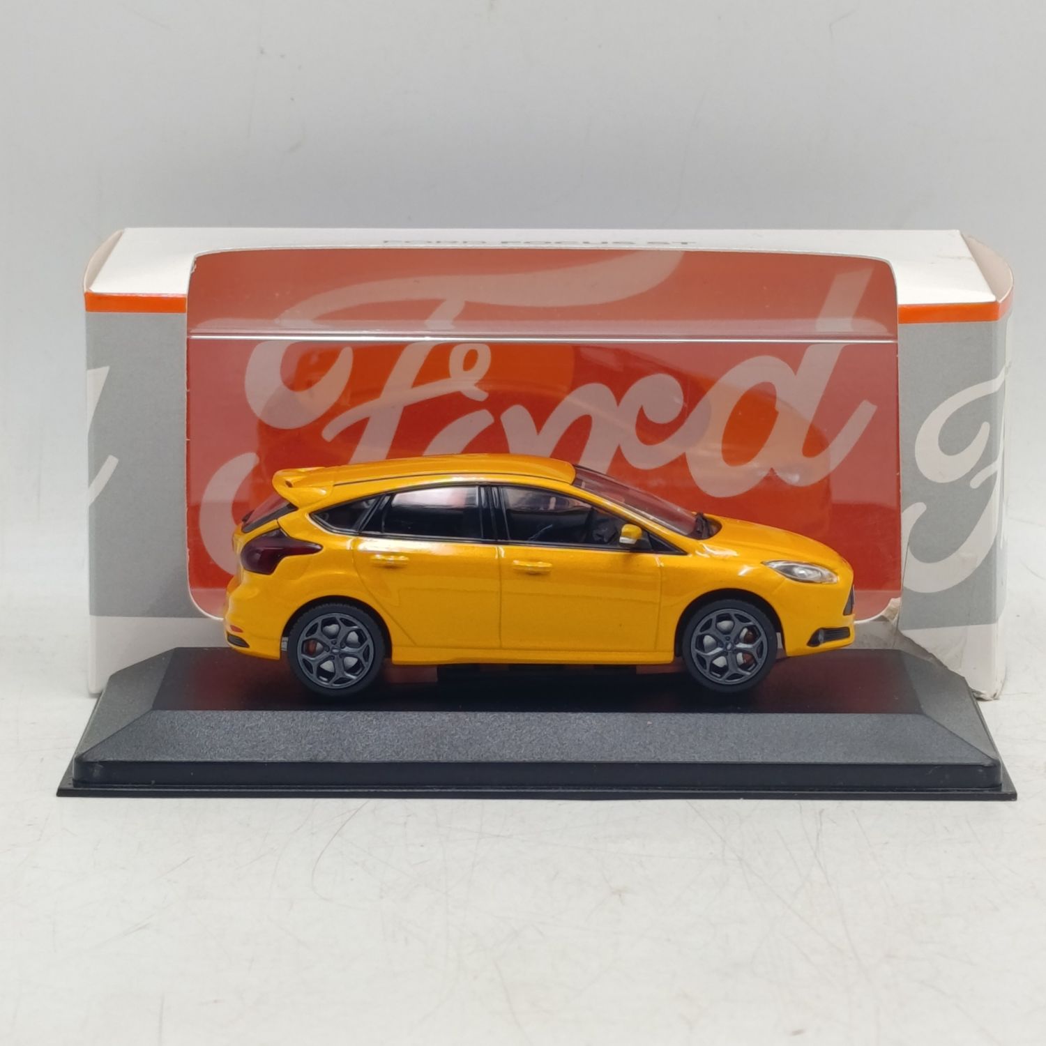 MiniChamps 2012 Ford Focus ST die-cast model car - scale 1/43
