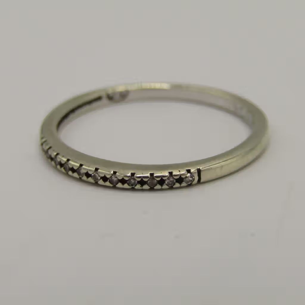 9kt White gold wedding band with 11 small diamonds - weighs 1,6g - size P