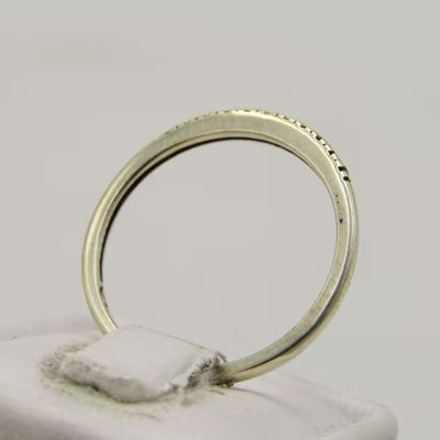9kt White gold wedding band with 11 small diamonds - weighs 1,6g - size P