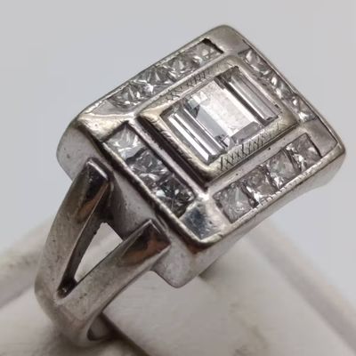 18kt Gold ring with 3 baguette diamonds and 14 side diamonds - total of 2ct - weighs 8.3g