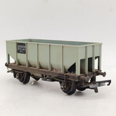 Vintage Tri-Ang R214-5 Hopper wagon with track - OO scale