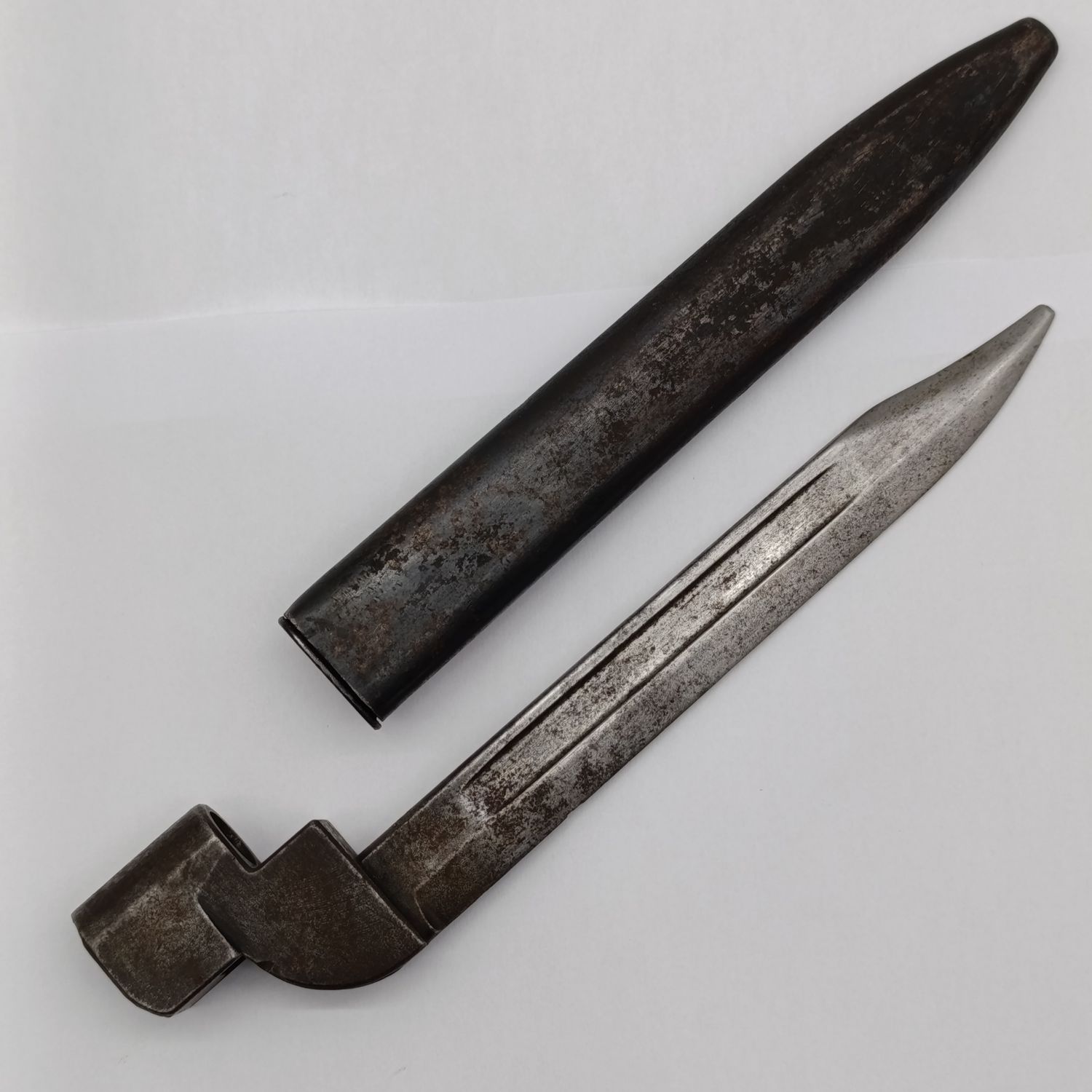 British No.9 Mk1 .303 rifle bayonet with scabbard