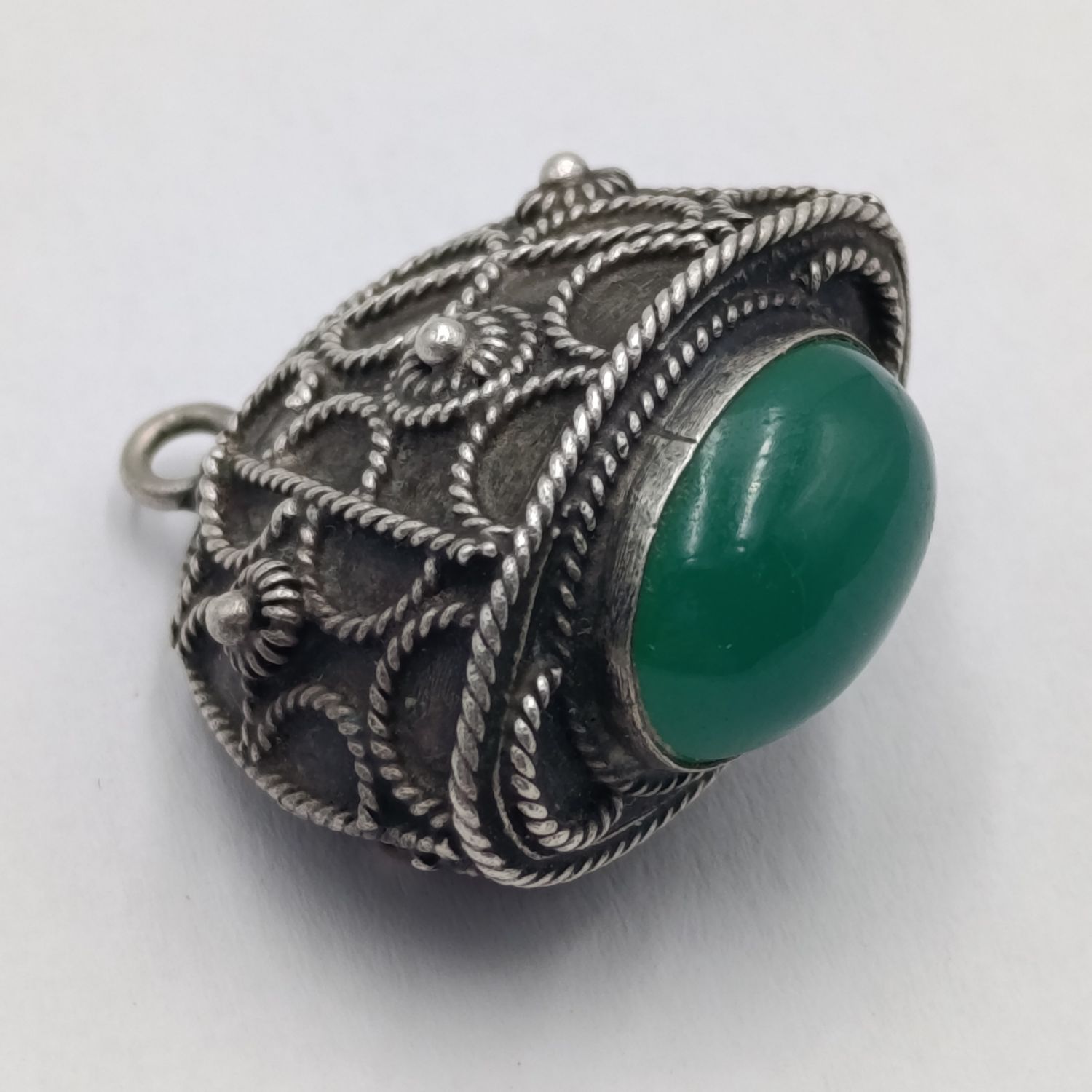 Vintage Estruscan 800 silver pendant with jade - weighs 8.0 grams