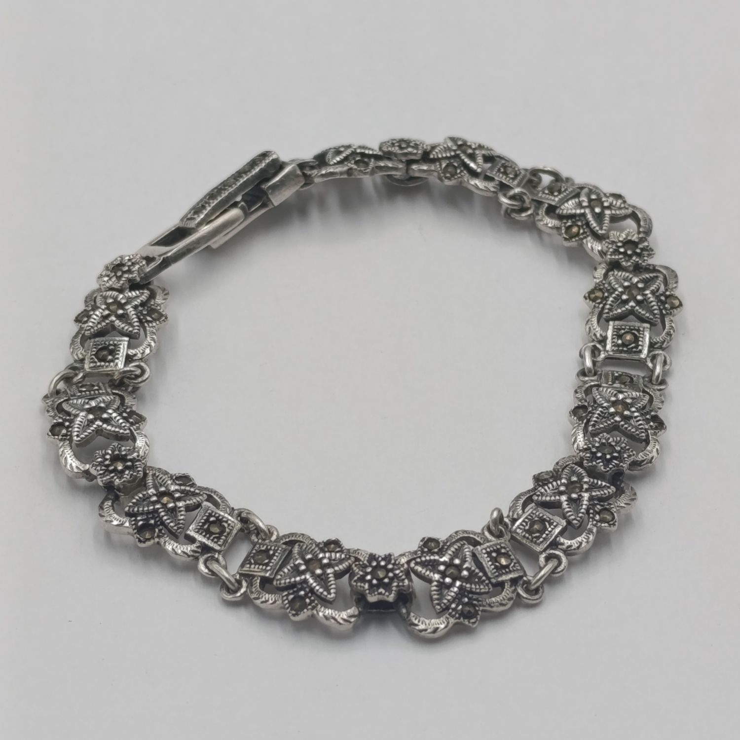 Beautiful sterling silver marcasite bracelet - weighs 17.1 grams - length 19cm