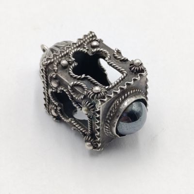 Vintage Estruscan 800 silver pendant with hematite - weighs 10.5 grams