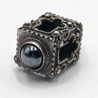 Vintage Estruscan 800 silver pendant with hematite - weighs 10.5 grams