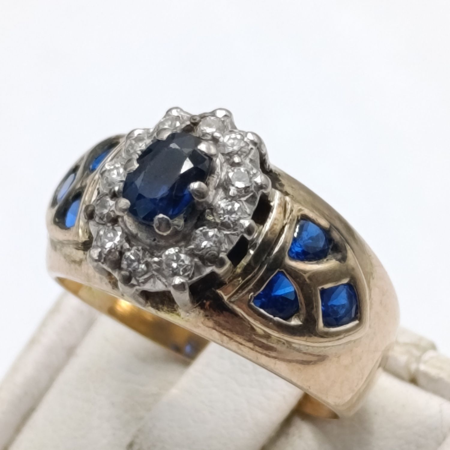 9kt Gold ring with sapphires and diamonds - weighs 5.6 grams