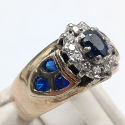 9kt Gold ring with sapphires and diamonds - weighs 5.6 grams