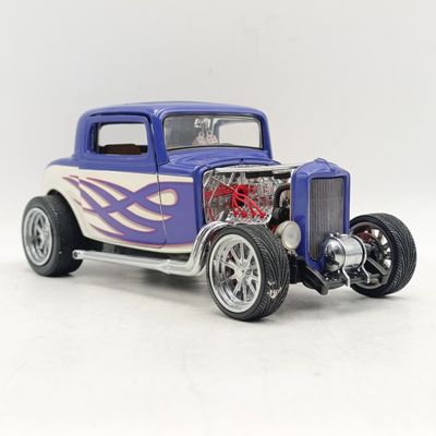Shyne Rodz 1932 Ford Street Rod die-cast model car - scale 1/18