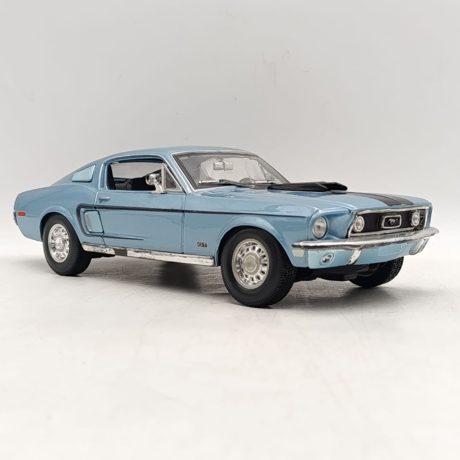 Maisto 1968 Ford Mustang GT die-cast model car - scale 1/18 - Left wheel steering broken