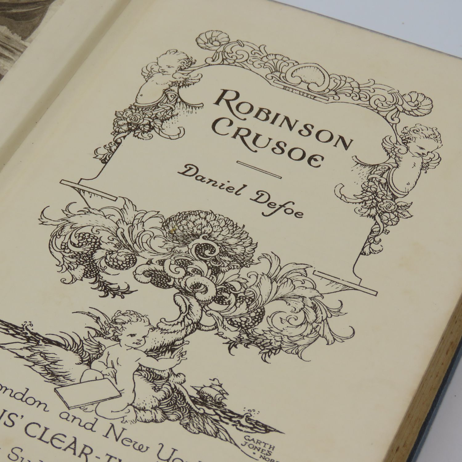 Robinson Crusoe by Daniel Defoe - Antique copy  (Handcover)