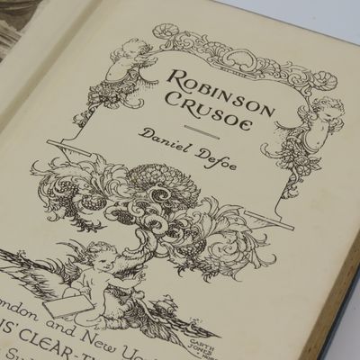 Robinson Crusoe by Daniel Defoe - Antique copy  (Handcover)