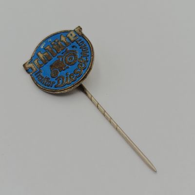 Schlüter Tractors pin badge