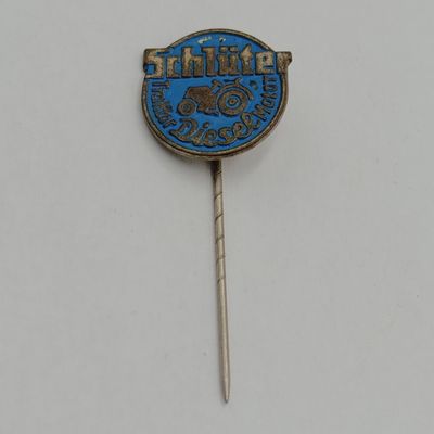 Schlüter Tractors pin badge