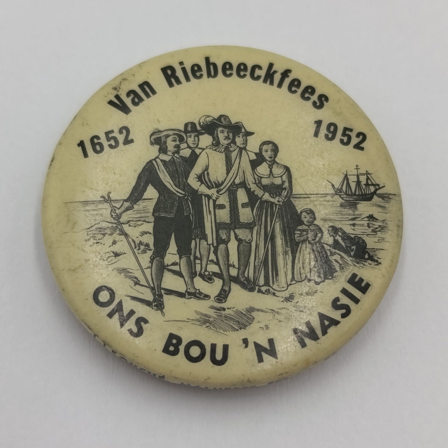Van Riebeeckfees 1952 button pin badge - Ons bou 'n nasie