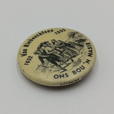 Van Riebeeckfees 1952 button pin badge - Ons bou 'n nasie