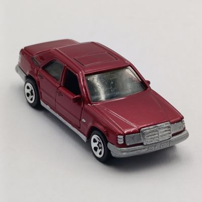 Matchbox Mercedes-Benz 300E die-cast toy car - scale 1/61 - opening doors