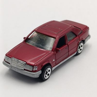 Matchbox Mercedes-Benz 300E die-cast toy car - scale 1/61 - opening doors