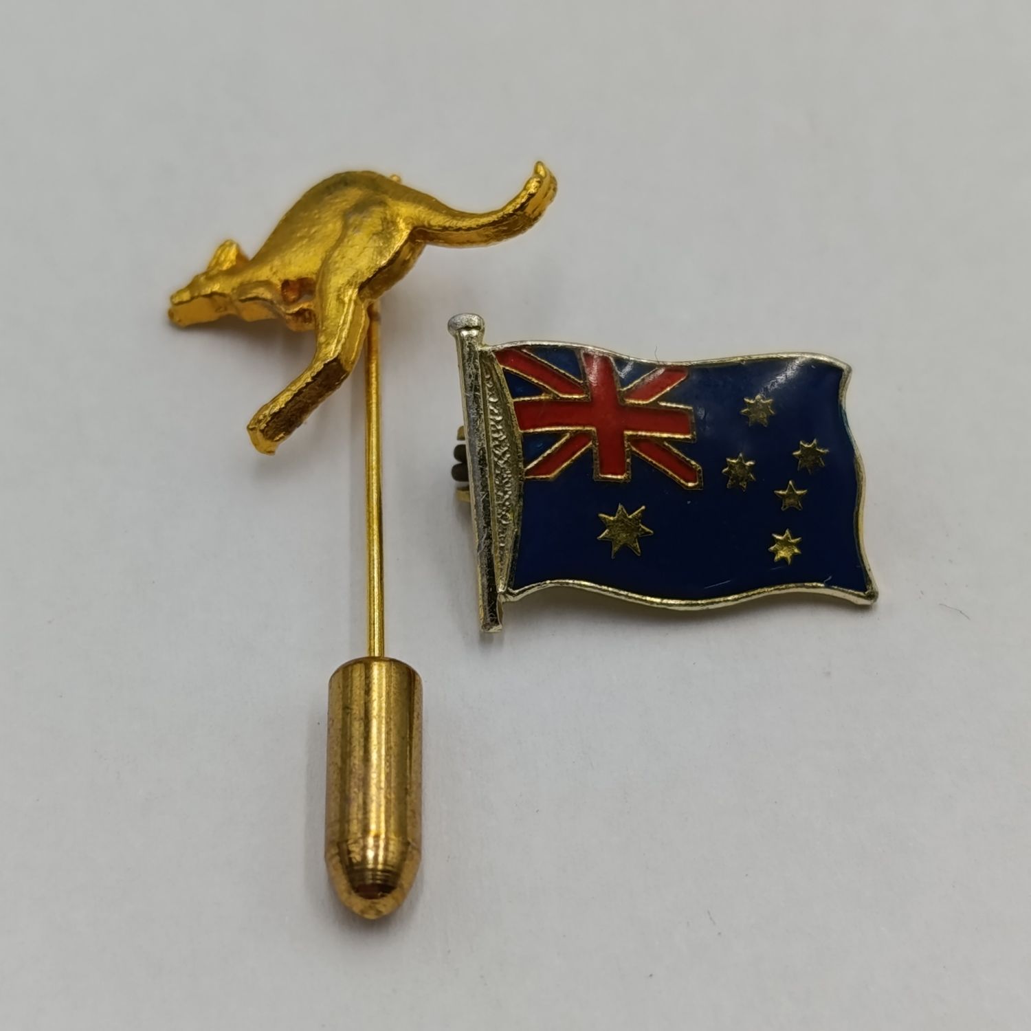 Australian Qantas Airlines pin with Australian flag pin badge