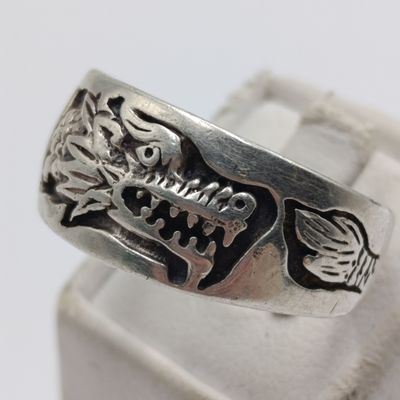 Sterling silver mens ring with Dragon - weighs 9.4 grams