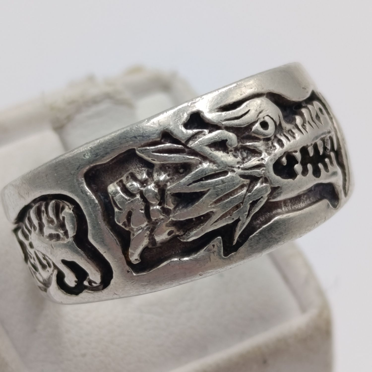 Sterling silver mens ring with Dragon - weighs 9.4 grams