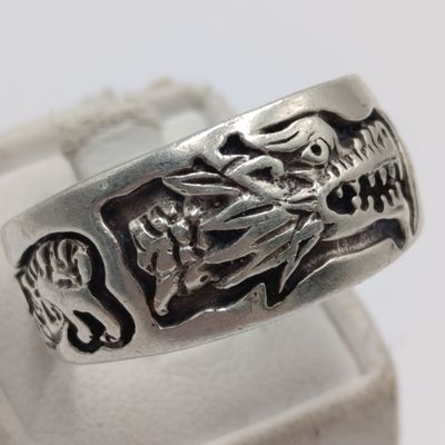 Sterling silver mens ring with Dragon - weighs 9.4 grams