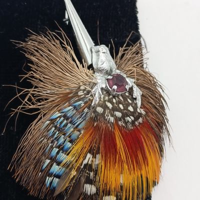 Vintage Scottish kilt feather plume brooch