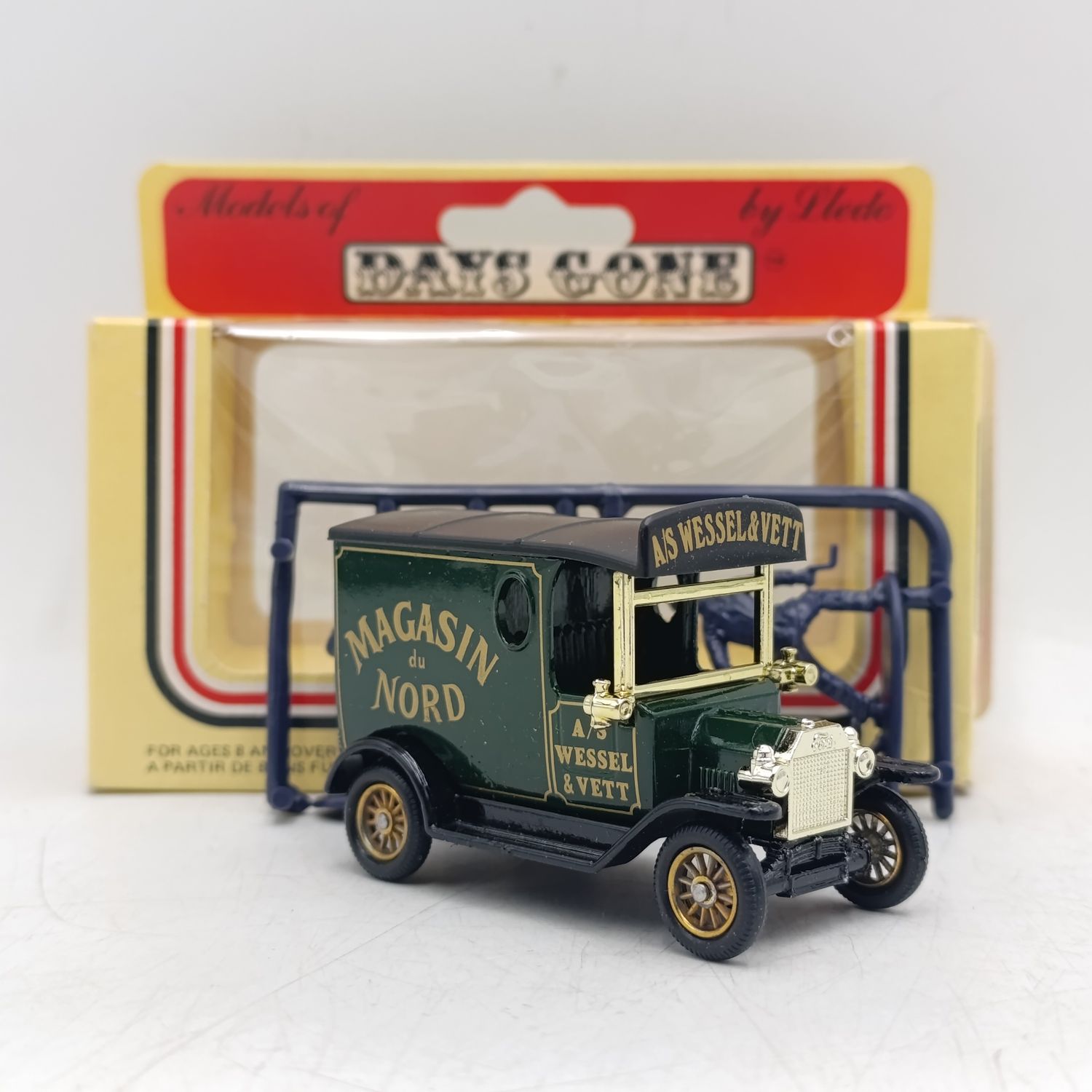 Lledo 1928 Ford Model T model car with Magasin du Nord advertising