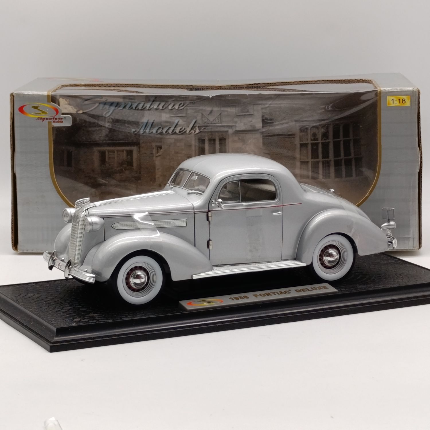 1936 Pontiac Deluxe Signature Models die-cast model car - scale 1/18