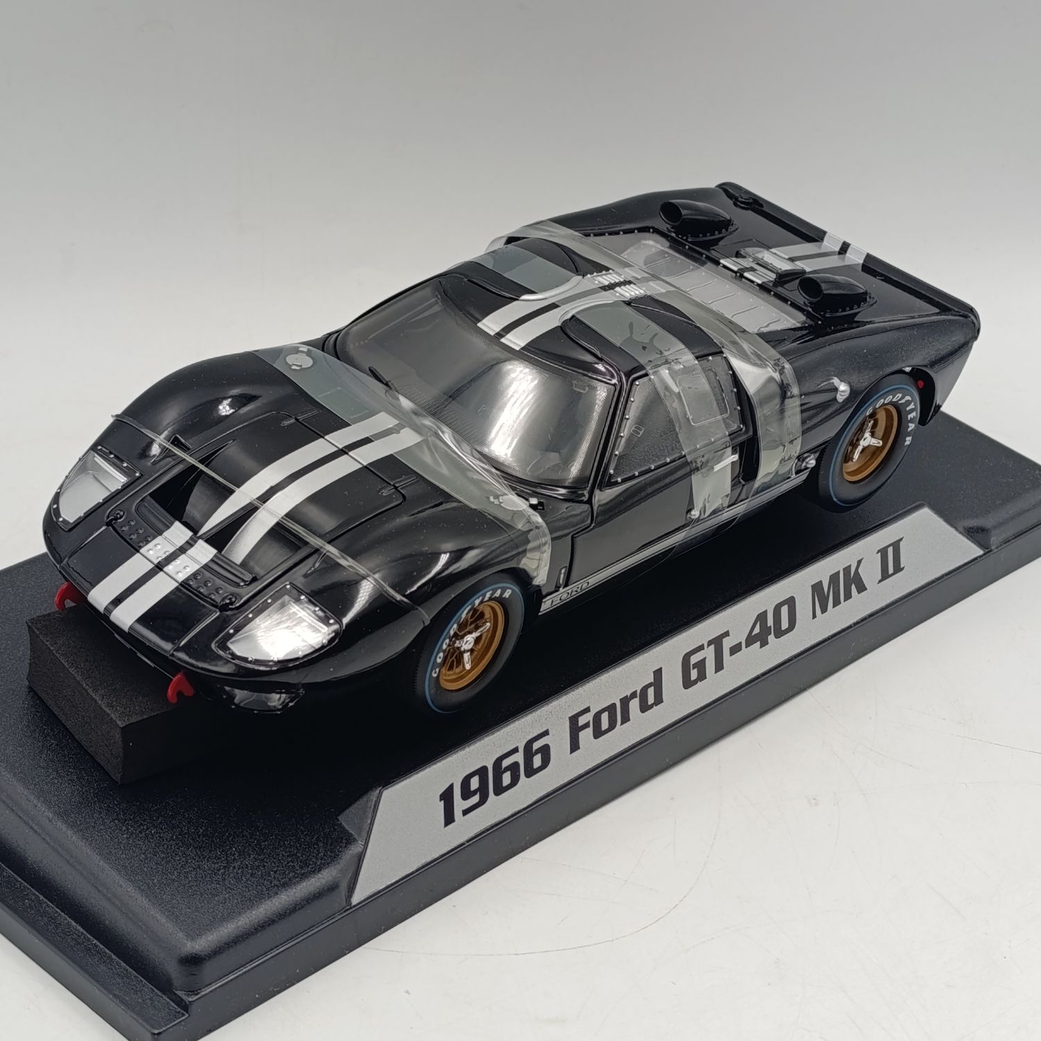 Shelby Collectibles 1966 Ford GT-40 MKII die-cast model car - scale 1/18