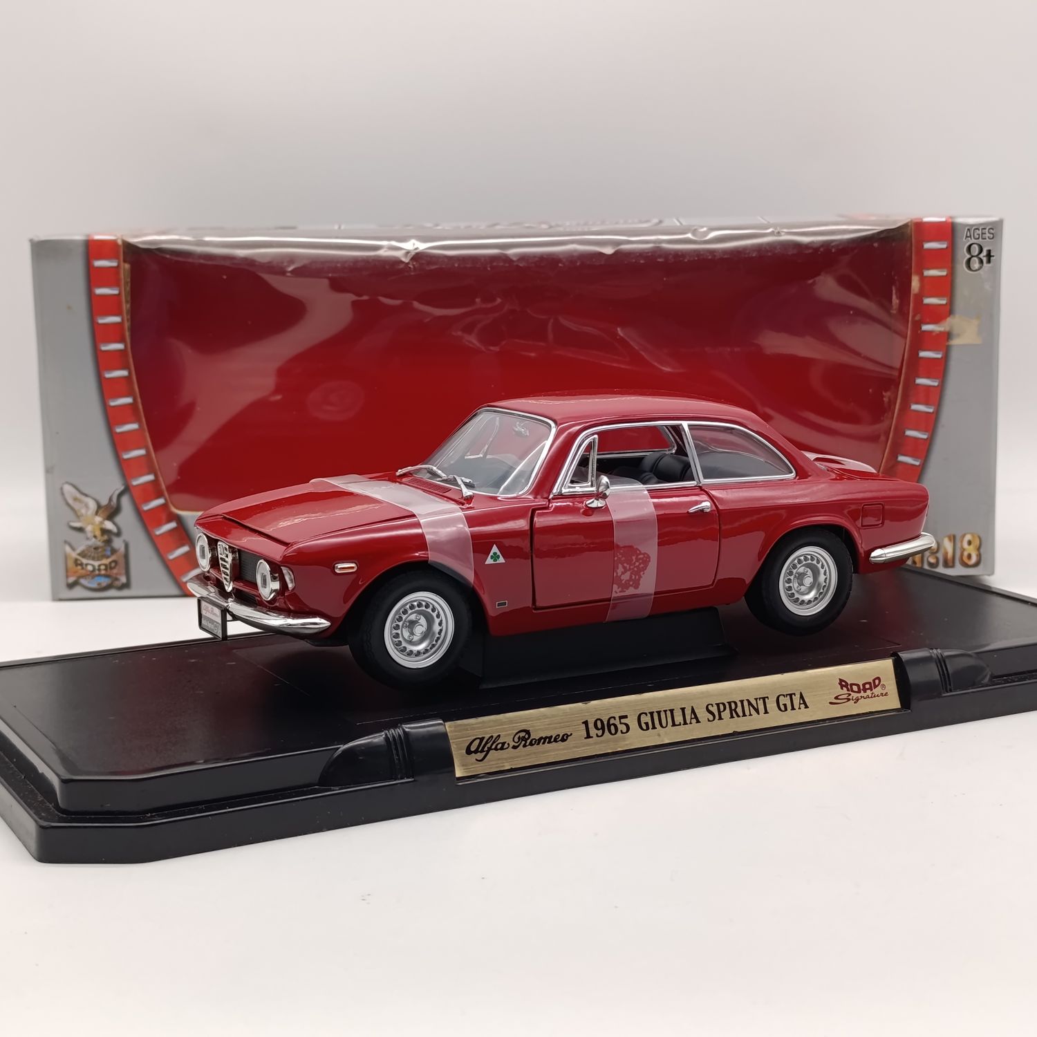Road Signature 1965 Alfa Romeo Giulia Sprint GTA die-cast model car - scale 1/18