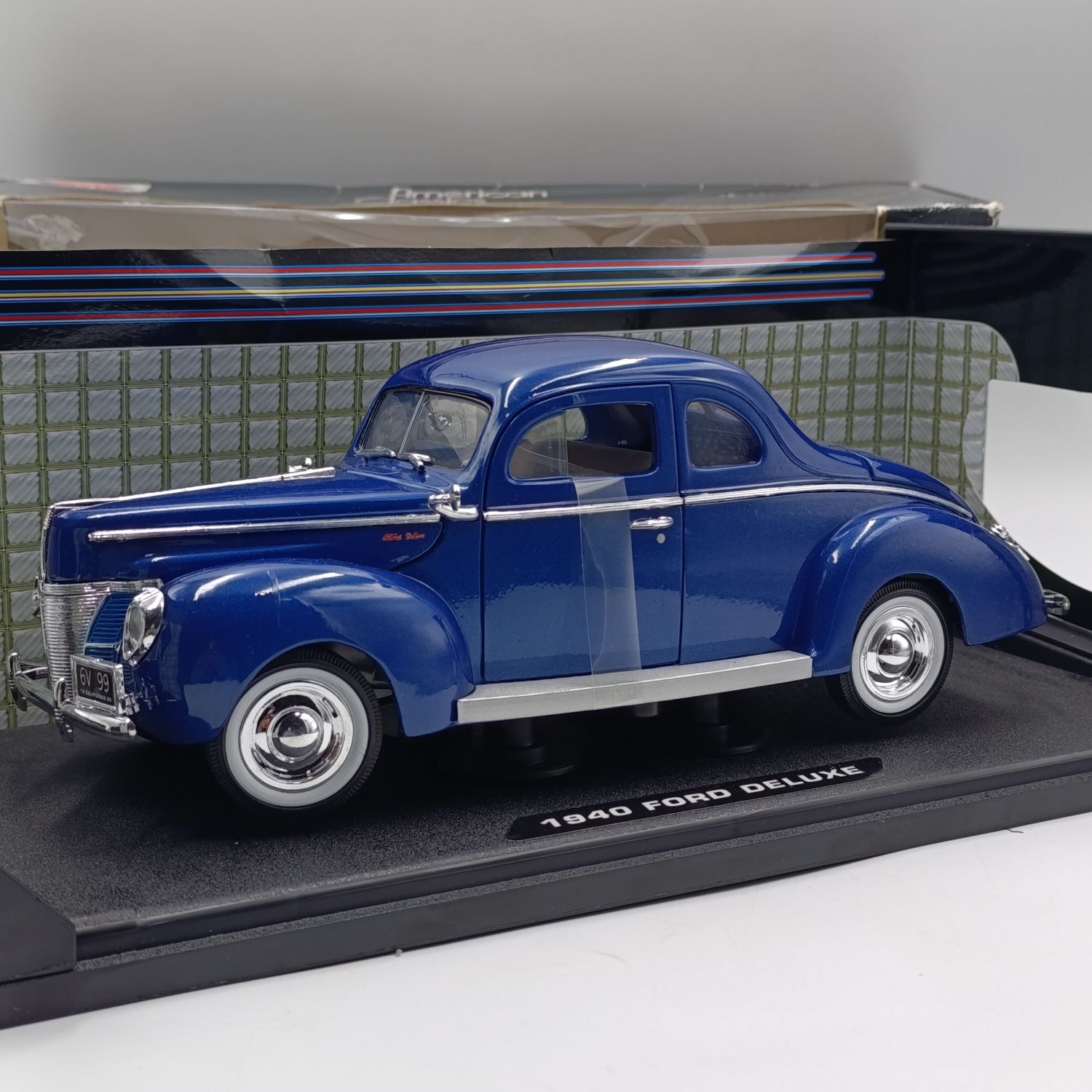 MotorMax 1940 Ford Deluxe die-cast model car - scale 1/18