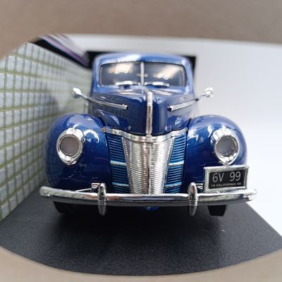 MotorMax 1940 Ford Deluxe die-cast model car - scale 1/18