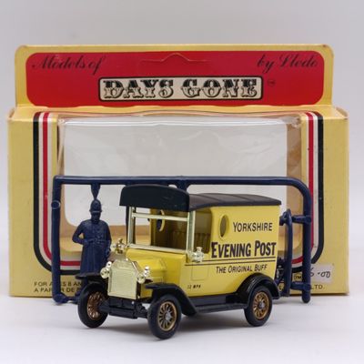 Lledo 1928 Ford Model T Yorkshire Evening Post delivery van model car in box