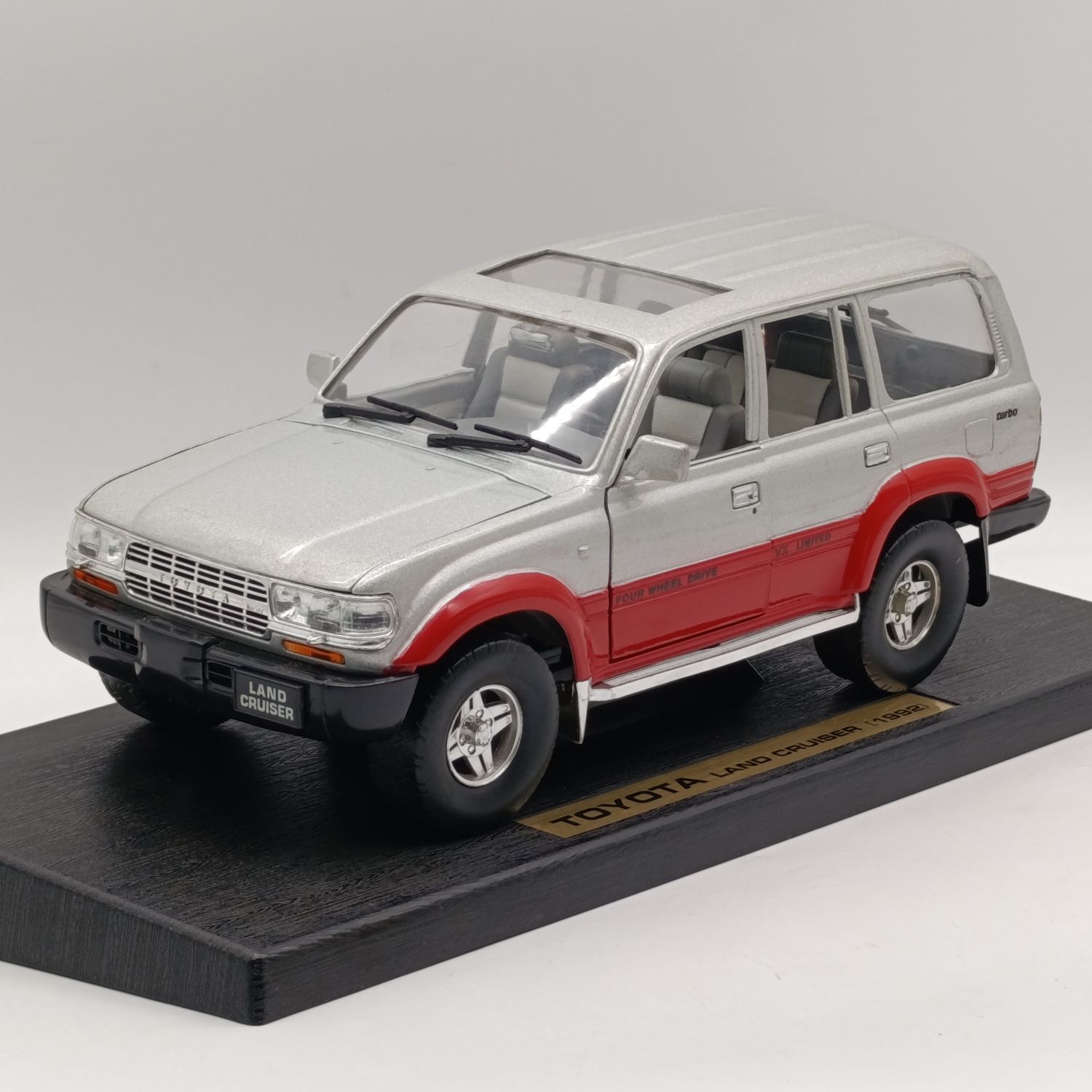 Road Tough 1992 Toyota Land Cruiser die-cast model car - scale 1/18
