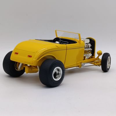 ERTL American Muscle 1932 Ford Deuce Street rod die-cast model car - scale 1/18