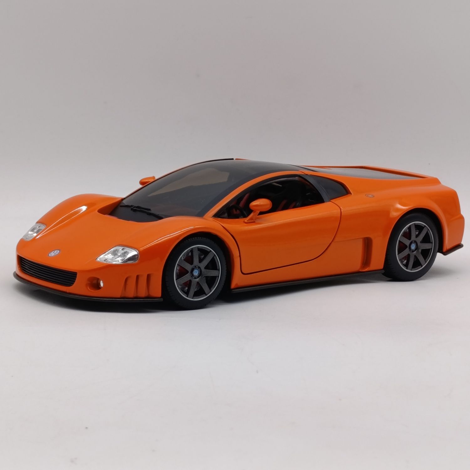 Road Signature Volkswagen Nardo W12 die-cast model car - scale 1/18