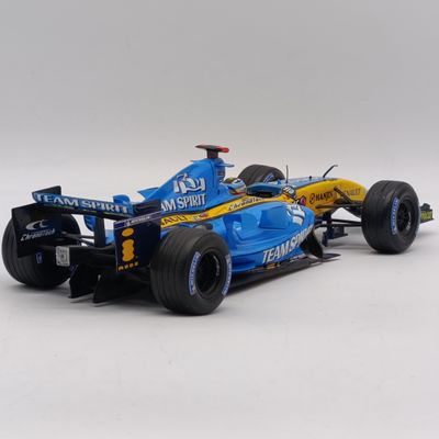 Hot Wheels Renault R26 Formula 1 die-cast racing model car - some parts missing - scale 1/18