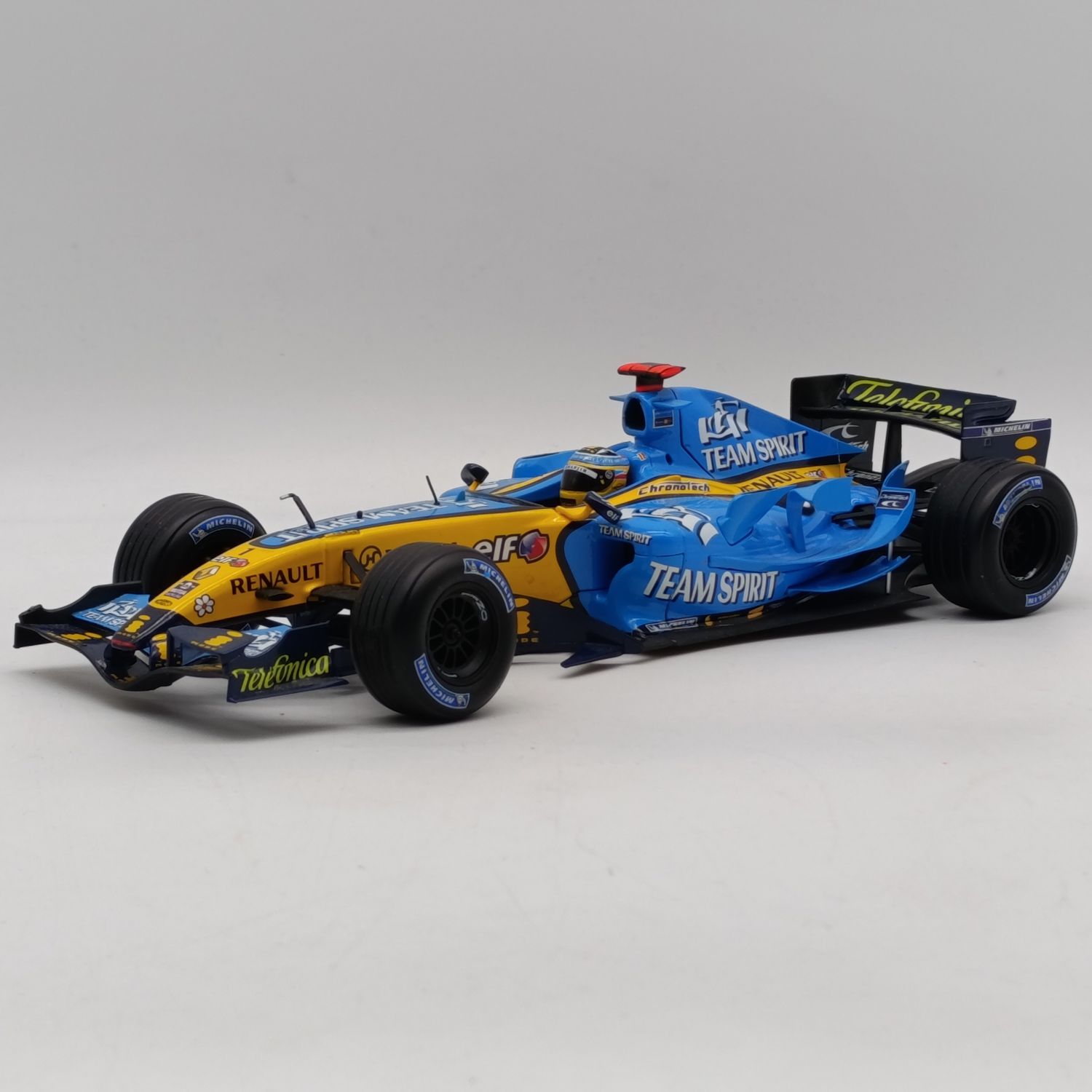 Hot Wheels Renault R26 Formula 1 die-cast racing model car - some parts missing - scale 1/18