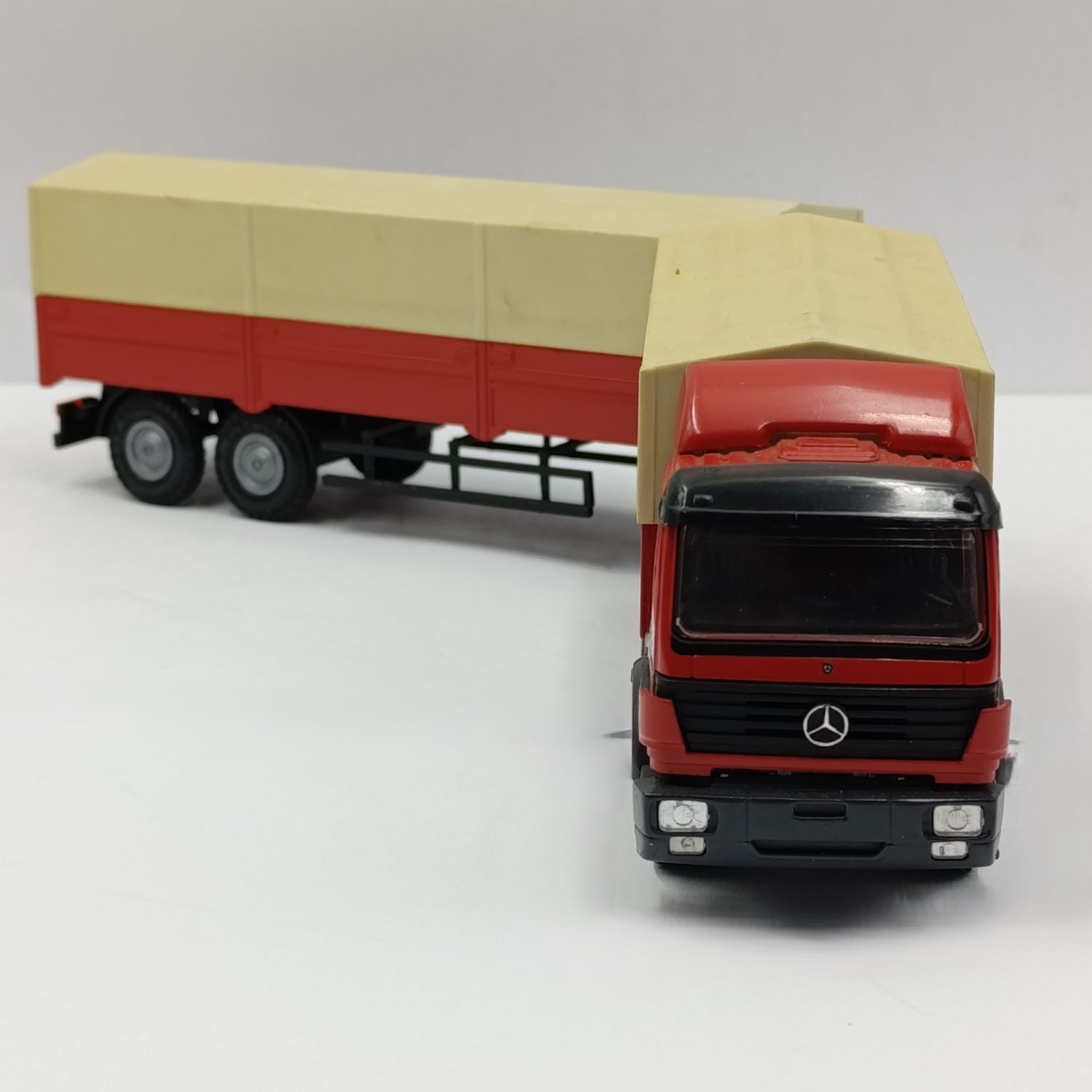 NZG Modells No.314 Mercedes-Benz 1831 die-cast truck and trailer