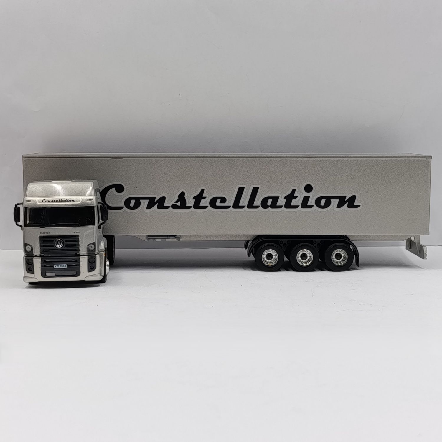 Volkswagen Constellation die-cast truck with plastic container - scale 1/43