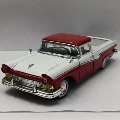 Road Signature 1957 Ford Ranchero die-cast model car - scale 1/18 -rear bumper repaired