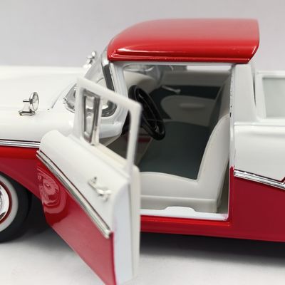 Road Signature 1957 Ford Ranchero die-cast model car - scale 1/18 -rear bumper repaired