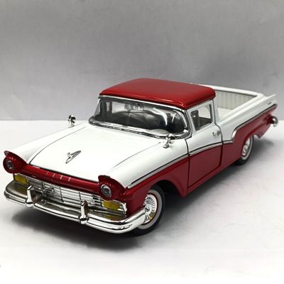 Road Signature 1957 Ford Ranchero die-cast model car - scale 1/18 -rear bumper repaired
