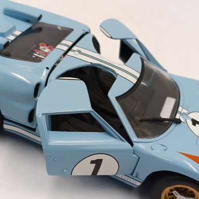 Universal Hobbies Ford GT40 die-cast #1 race car model - scale 1/18