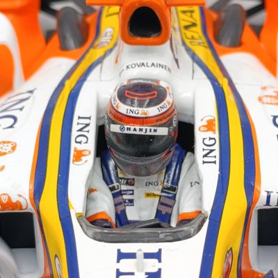 Hot Wheels Formula 1 Renault R27 #4 die-cast racing model car - scale 1/18
