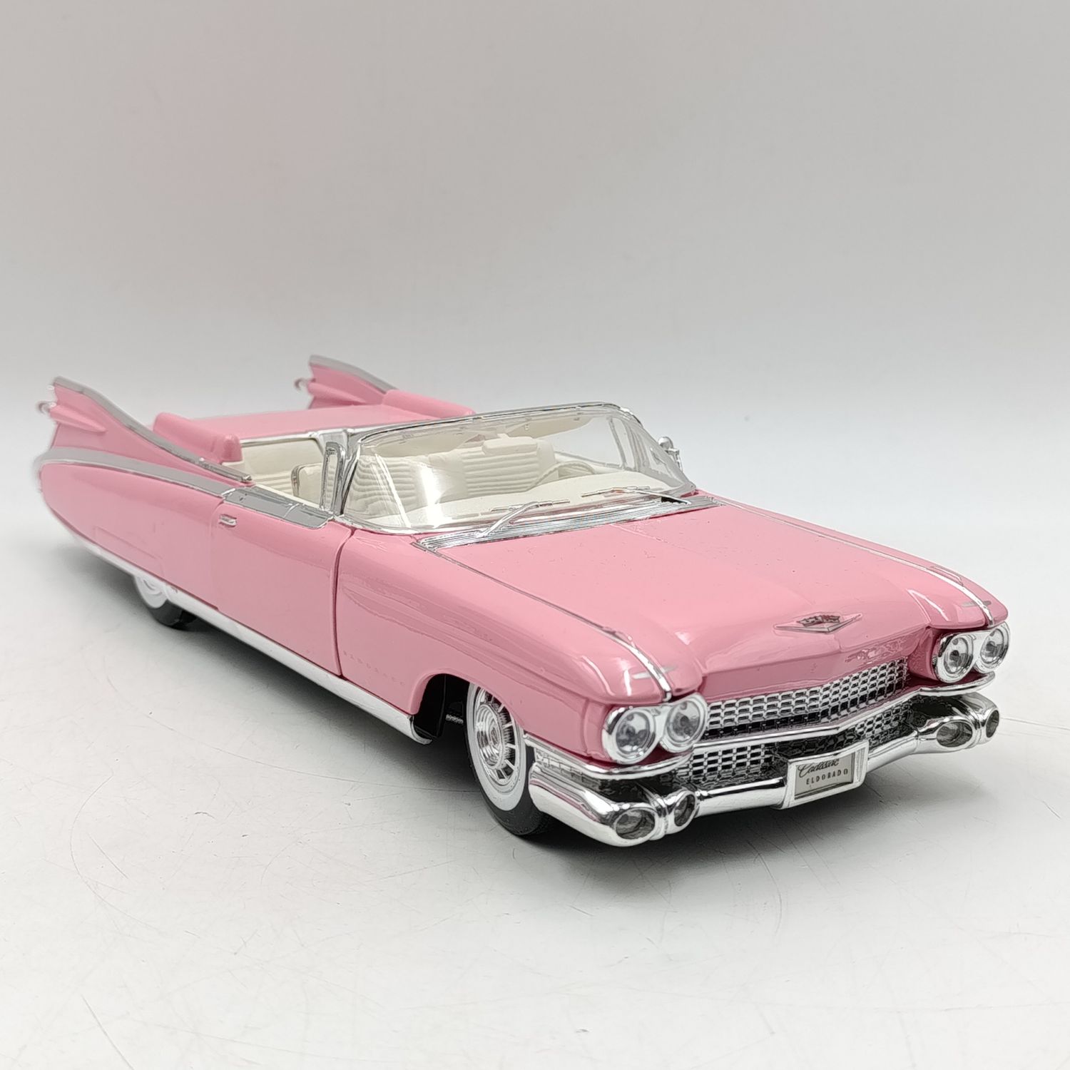 Maisto 1959 Cadillac Eldorado Biarritz die-cast model car - scale 1/18
